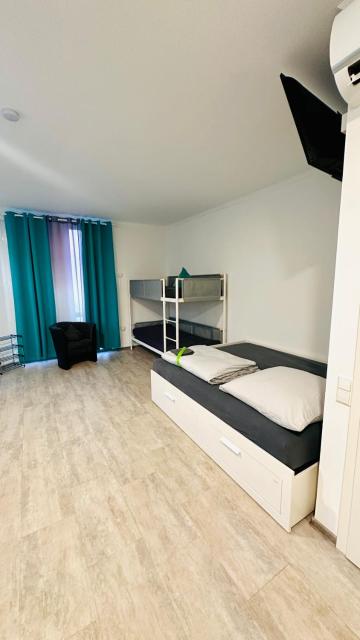 Neuwertiges Apartment mit schnellem WLAN, Netflix, Glasfaser, Kostenlose Privatparkplatz auch für Transporter geeignet R25