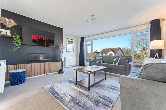 Comfy 4BDR Home - Gloucester - Fast WiFi - Parking - Sleeps 6