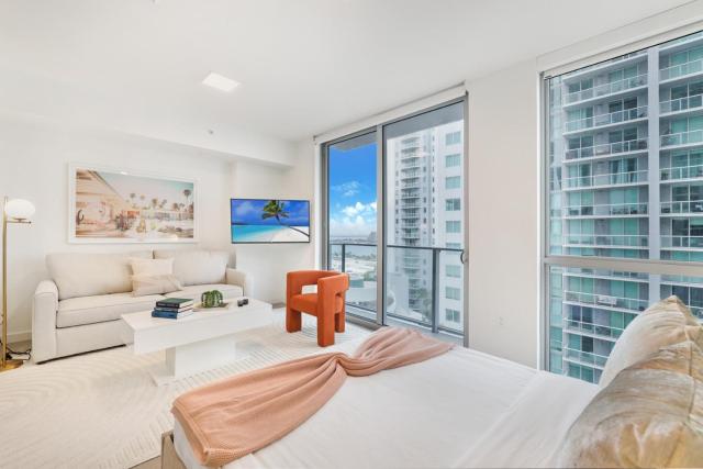 Designer Studio Downtown Miami with Rooftop Pool and Gym