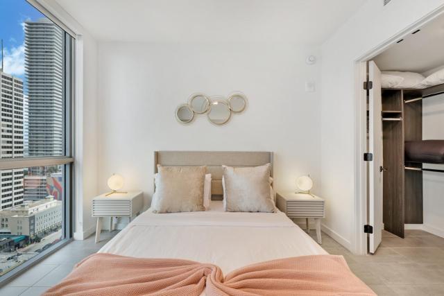 Designer Studio Downtown Miami with Rooftop Pool and Gym