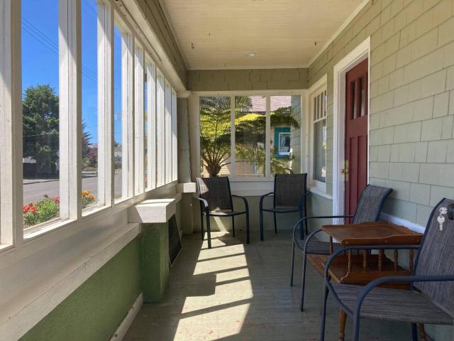 Henderson Hideout Hot Tub and Pet Friendly.