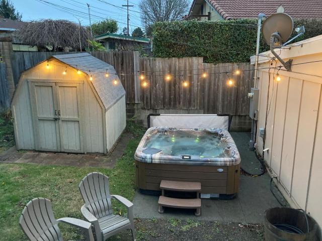 Cozy Hideaway and Hot Tub. Pet Friendly.