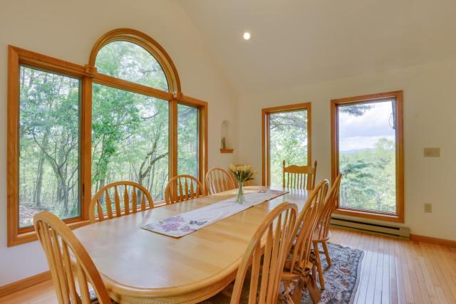 Peaceful Bedford Escape: Deck & Stunning Views!