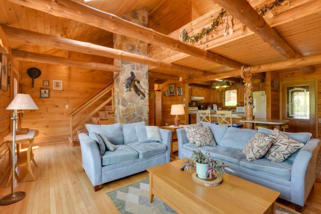 Peaceful Bedford Escape: Deck & Stunning Views!