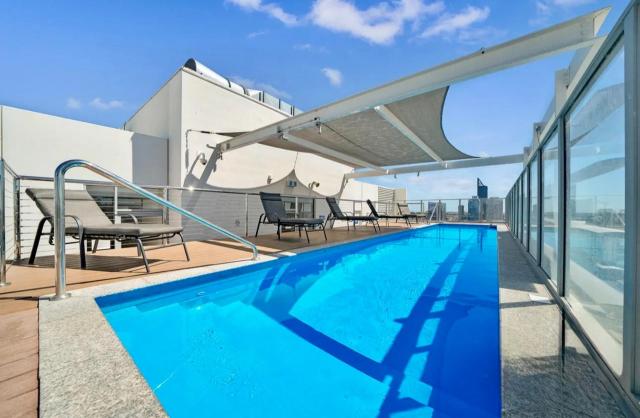 In the city Perth 1B1B Pool and nice view