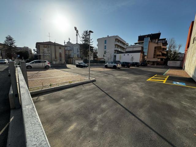 Appartamento con POSTO AUTO PRIVATO A Marina Centro Mare