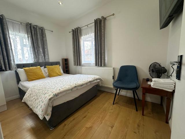 3rd Studio Flat With Private Toilet and Bathroom Setup For Family Enjoyment 134 Keedonwood Road Bromley