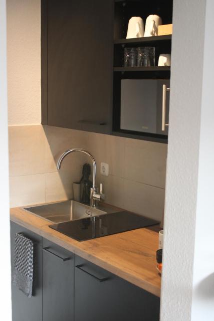 R B Apartment Hamburg Duo - perfekt für Monteure - Küchenzeile - Smart TV - Bad mit Toilette und Dusche auf dem Flur gegenüber des Zimmers zur Alleinnutzung