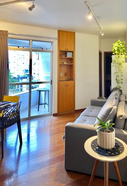 Apartamento na Savassi com varanda e janela acústica