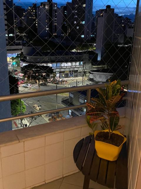 Apartamento na Savassi com varanda e janela acústica