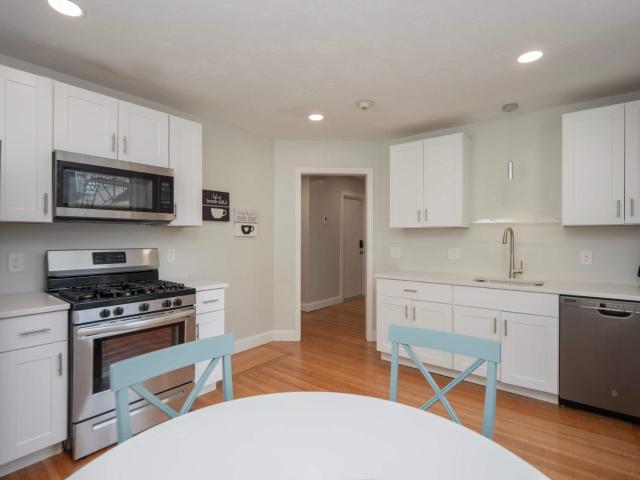 Jennifer's Cozy Apt Near Brown w In Unit Laundry