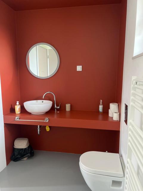 Oasis Airport Apartments and Rooms