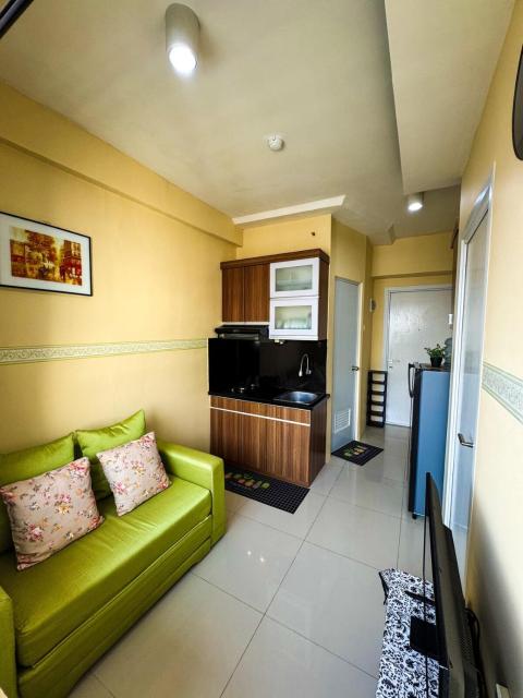Apt Green Pramuka Tower O With Pool, Wi-Fi & Netflix by Damaresa