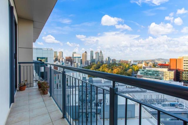 Cityscape Delight with Skyline View - Free Parking