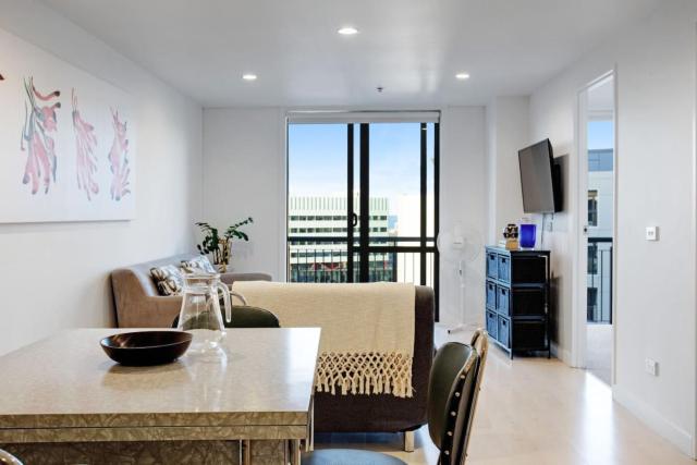 Cityscape Delight with Skyline View - Free Parking