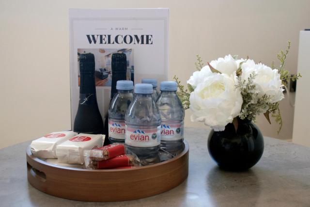 Modern City Centre Apartment - Sleeps 4 - ideal for families, couples & professionals