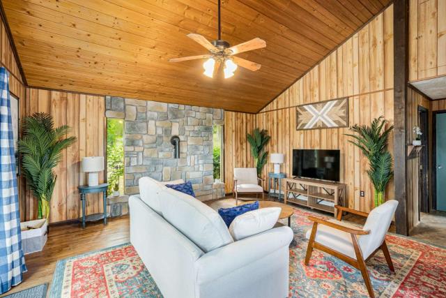 Modern w Mountain Views, Hot Tub, Deck & Fire Pit