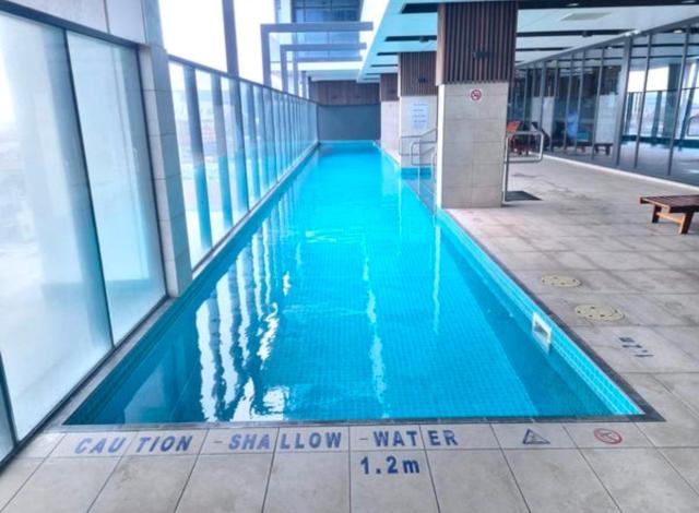 Urban Luxe Escape - Pool, Gym & Sauna - City Views
