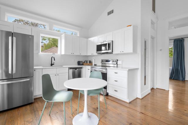 Solace One 1BR Guesthouse with Balcony Near Downtown Houston