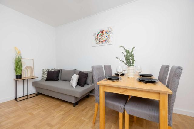 Bright Apartment in Warsaw's Wola Next to the Metro by Noclegi Renters