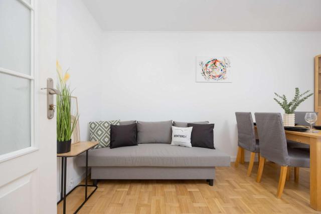 Bright Apartment in Warsaw's Wola Next to the Metro by Noclegi Renters
