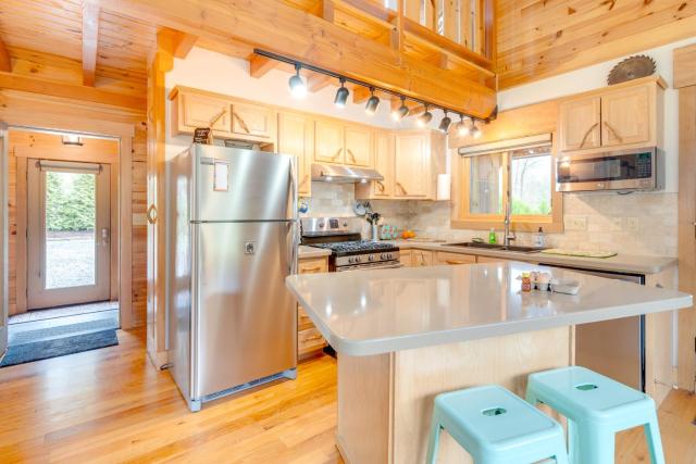 Peaceful Cabin Getaway, 15 minutes from Asheville