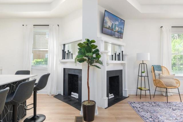 Elegant 2 BR apt in the heart of historic SPR - 5 min drive to TIAA Bank Field