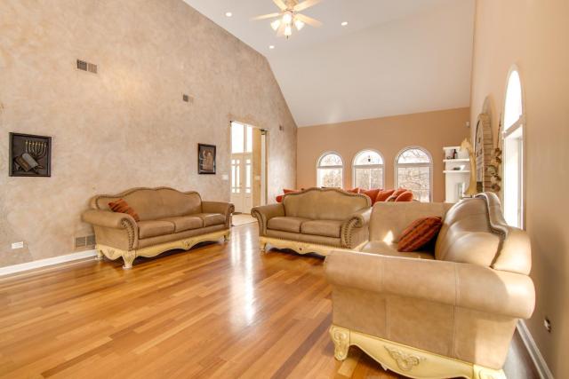 Relaxing Sauna: Hoffman Estates Villa in Elgin!
