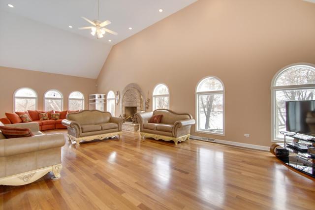 Relaxing Sauna: Hoffman Estates Villa in Elgin!