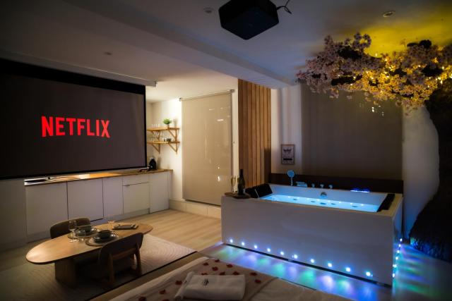 Nuit romantique, Suite avec jacuzzi et cinéma privé au design Japandi