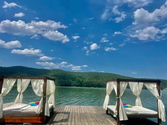 Cabana Grama -ponton privat și jacuzzi pe Lacul Cinciș