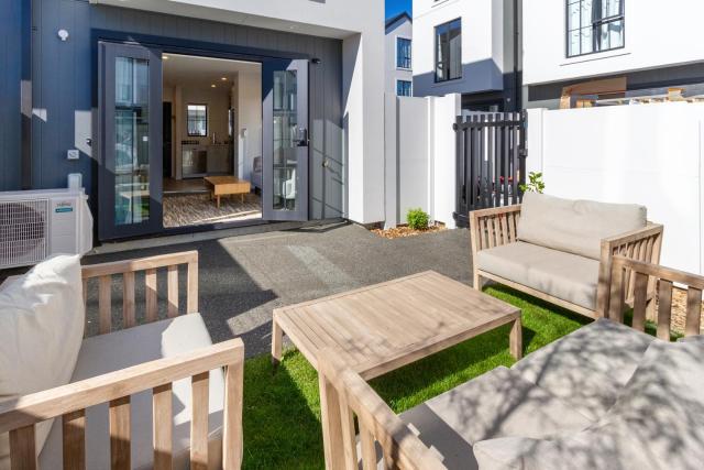 Upscale Townhouse with Parking in Prime Location