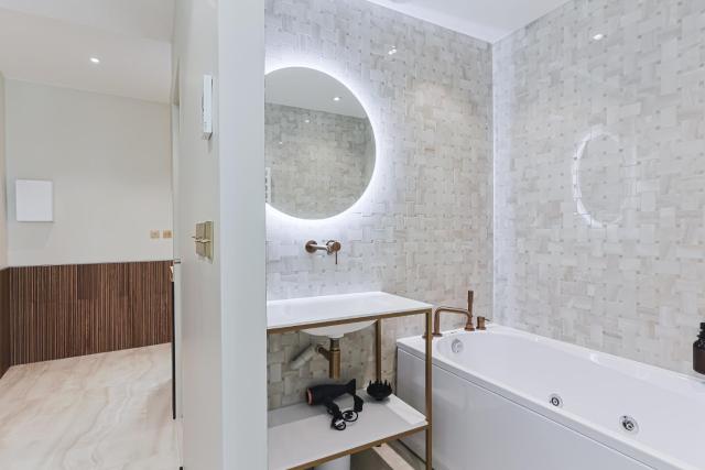 Divine Couture - Suite Montaigne