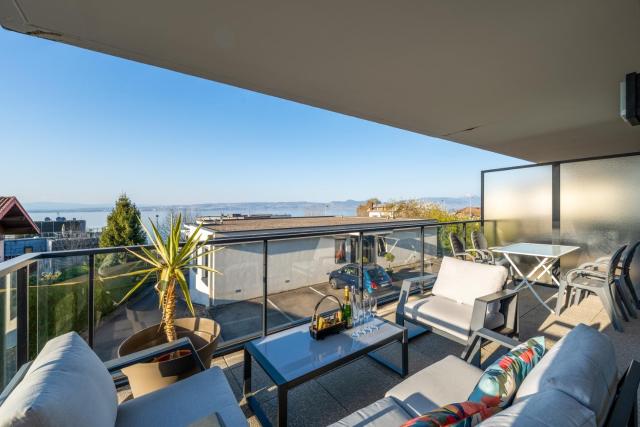 Bright modern apartment with lake view in Evian