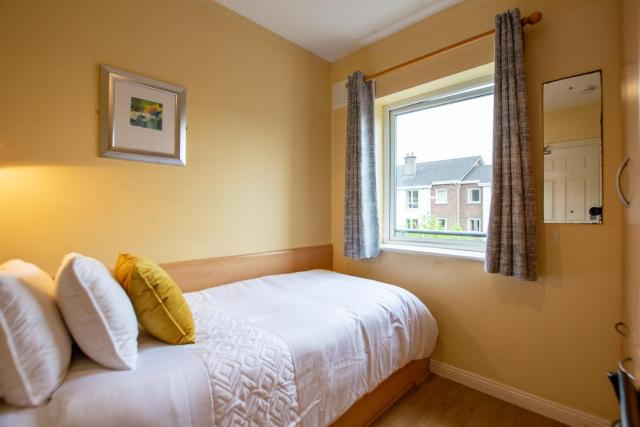 102 - Bright & Spacious Townhouse - Sleeps 5 - Parking