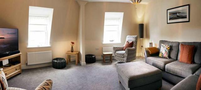Seaside View Apartment - Sunny bright two bedroom apartment - Lift inside