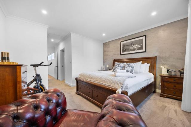 Stylish Mount Lawley Retreat Walk to Beaufort Street
