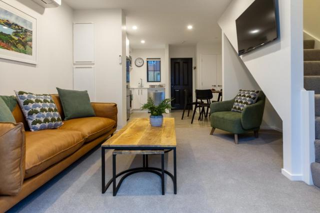 2BR City Townhouse, walk to the Convention Centre