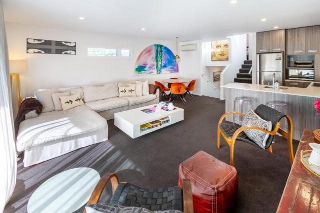 Central City Retreat Stylish 3BR and Parking