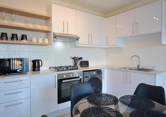 Modern Apartment, 5 mins from beach, Balcony
