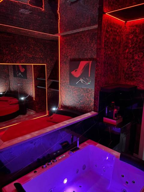 L'H LION's RED SUITE
