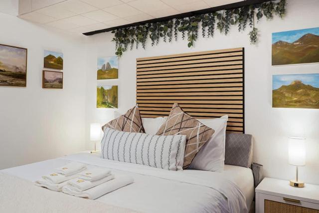 Beach Block 2-Bed with Coastal Palm Trees and Yard