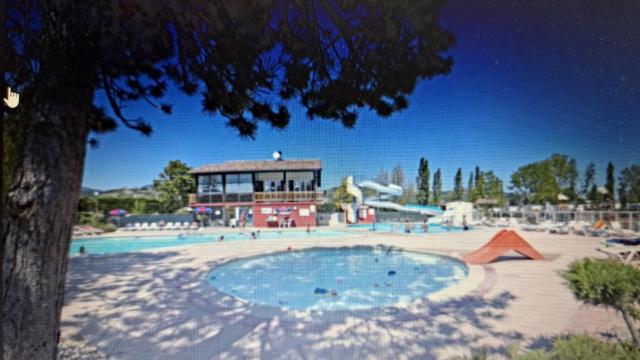 Camping à Condrieu, Mobil home 6 pers sur les bords du Rhône, avec parc aquatique