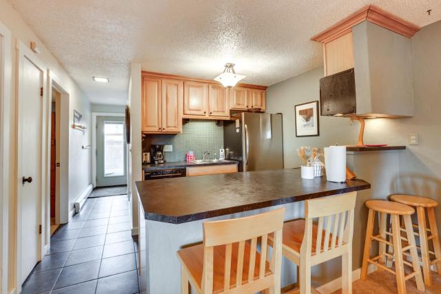 Silverthorne Condo w/ Lake Views: 10 Mi to Skiing!