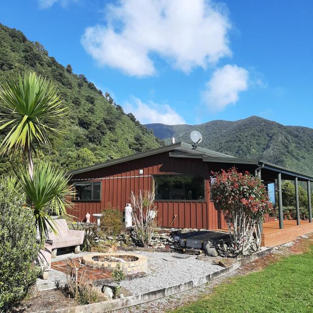 Koru Beachfront Holiday Cabins & Hot Tub