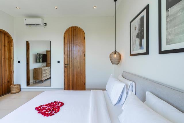 Chic Canggu Private 2BR Pool Villa with Full Coniergerie Services for Flower Pool & Floating Breakfasts