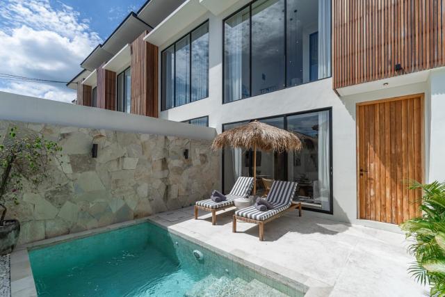 Chic Canggu Private 2BR Pool Villa with Full Coniergerie Services for Flower Pool & Floating Breakfasts