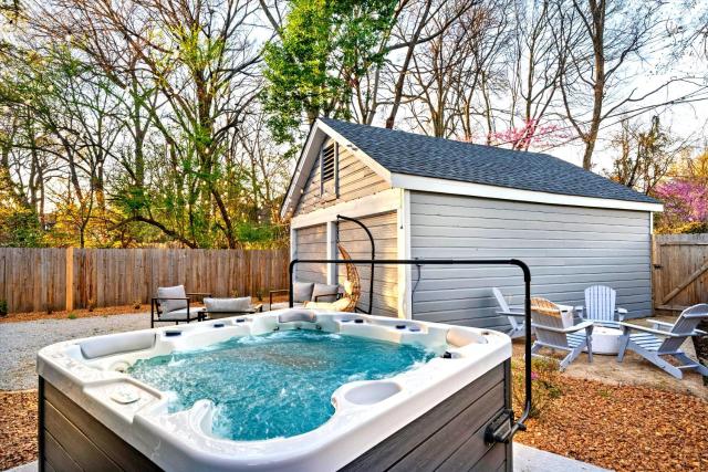Hot Tub & Pool Table Mins to Beale Renovated