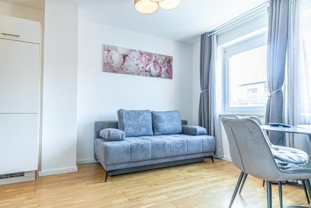 Chic 1BR & 1LR, Kingbed, only 9 min to City Center via Metro