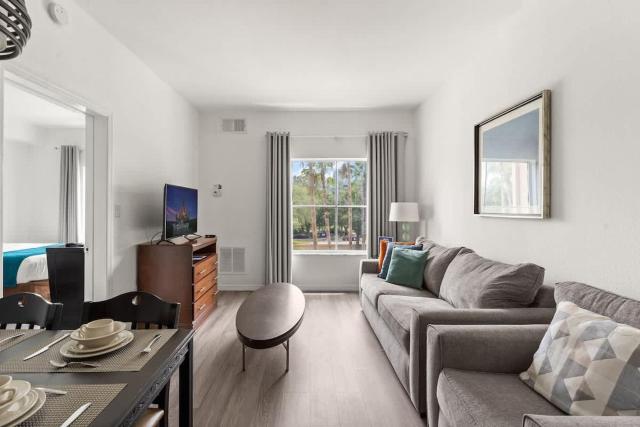 1BR FREE Shuttle to Disney Parks HS305